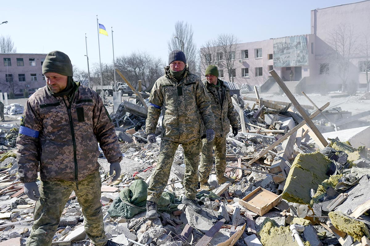 Soldats ukrainiens dans les décombres de la caserne de Mikolaïv suite à un bombardement.