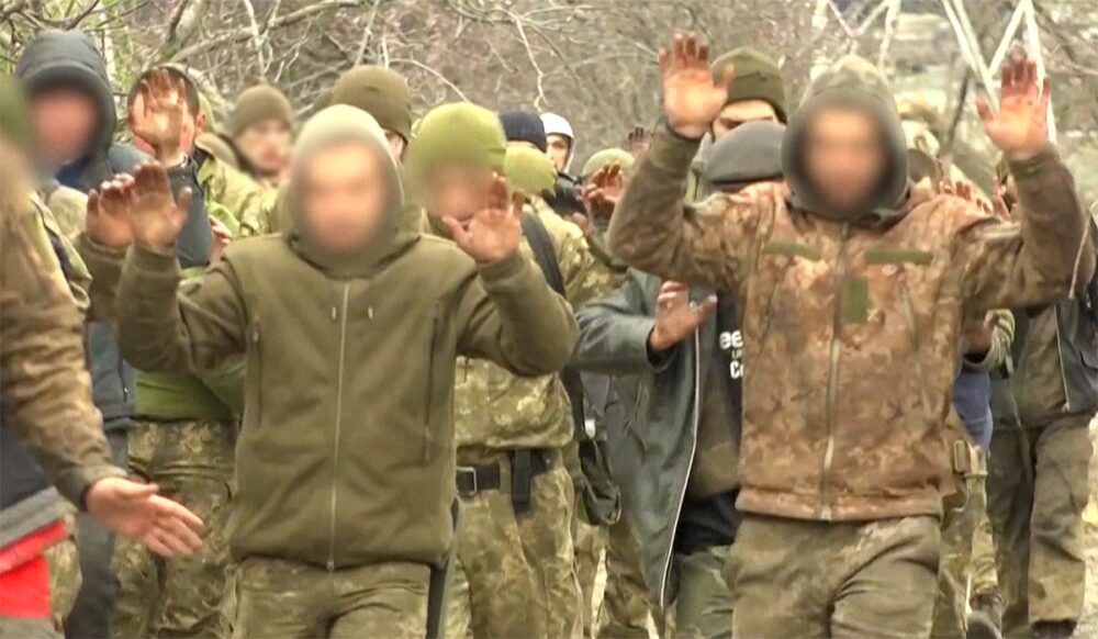 Des soldats ukrainiens se rendent à l'armée russe à Marioupol (Ukraine) en avril 2022.