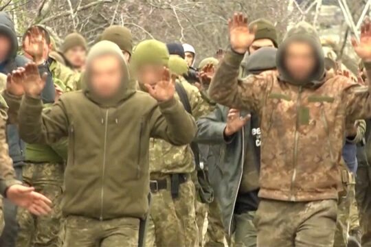 Des soldats ukrainiens se rendent à l'armée russe à Marioupol (Ukraine) en avril 2022.
