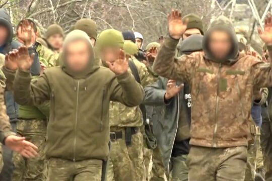 Десятки військовополонених, яких протягом останніх місяців судили у Верховному суді «Донецької народної республіки» на окупованому Росією сході України, були захоплені під час падіння Маріуполя навесні 2022 року, як можна побачити тут під час капітуляції українських бійців, знятої російським державним телебаченням у квітні 2022 року.