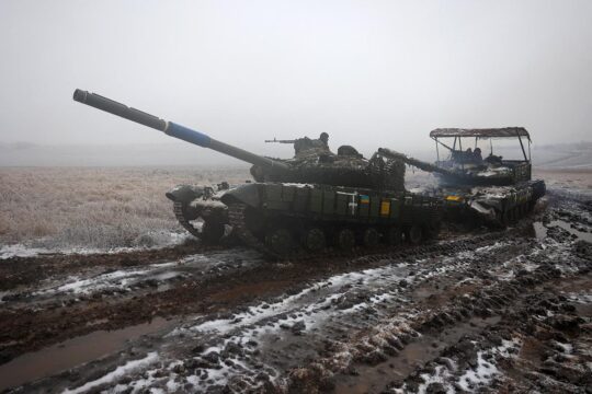Guerre en Ukraine et justice - Photo : des chars ukrainiens sont enlisés dans la boue près de la ligne de front.