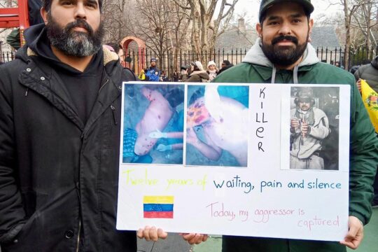 A New-York (USA), Pedro Reyes, qui affirme avoir été victime des violences sous le régime de Nicolás Maduro, tient une pancarte montrant les blessures qu'il aurait subies. Il est accompagné par Javier, qui é également fui le Venezuela pour rejoindre les Etats-Unis.