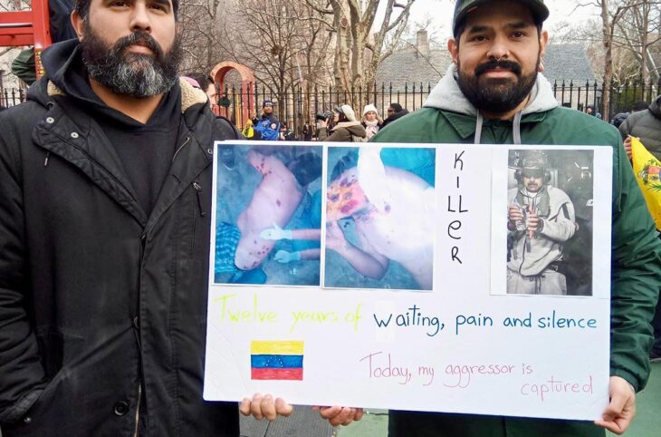 A New-York (USA), Pedro Reyes, qui affirme avoir été victime des violences sous le régime de Nicolás Maduro, tient une pancarte montrant les blessures qu'il aurait subies. Il est accompagné par Javier, qui é également fui le Venezuela pour rejoindre les Etats-Unis.