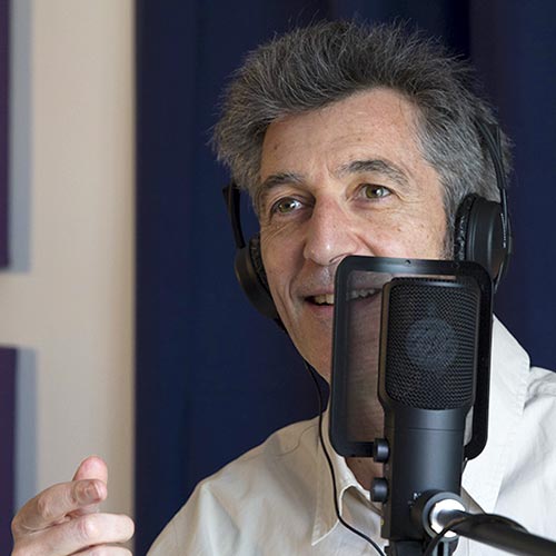 Vincent Gerles s'exprime devant un micro de studio lors de l'enregistrement d'un podcast sur les disparus en Argentine.