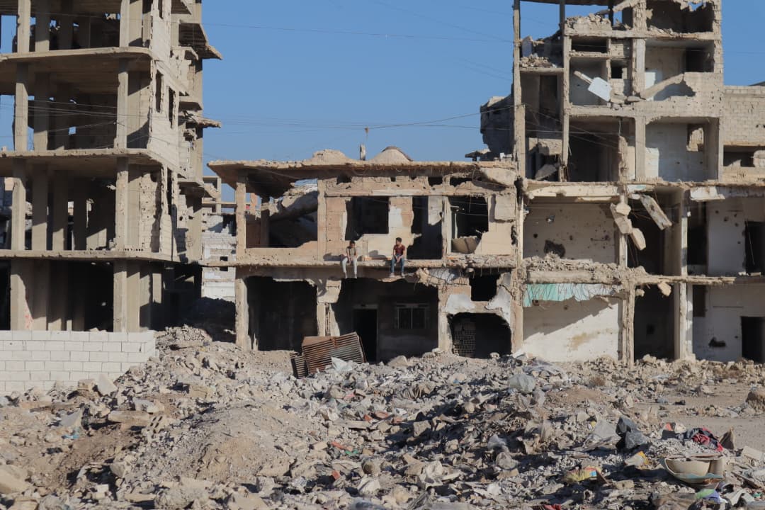 Hazem et Alaa se tiennent sur un balcon dans le quartier de Tadamon, au sud de Damas, où ils ont été rencontrés par un reporter. Ce lieu est marqué par le massacre de plus de civils perpétré en avril 2013 par des soldats fidèles au régime d’Assad.