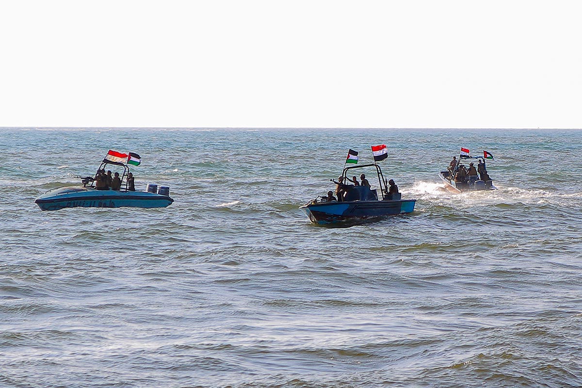 Au Yémen, des garde-côtes affiliés aux milices Houthis patrouillent sur la mer Rouge. Des drapeaux yéménites et palestiniens sont fixés sur leurs bateaux.