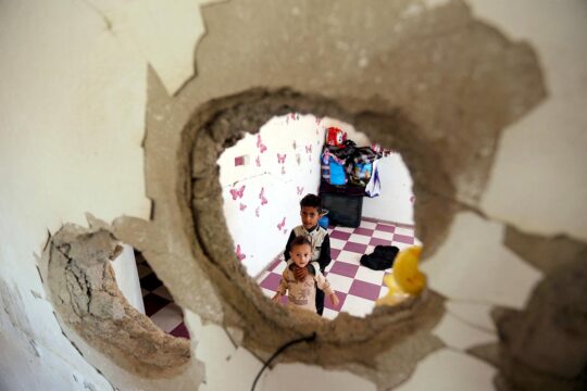 Counting the victims - Photo: Yemeni children in a civilian builing destoyed during the war.