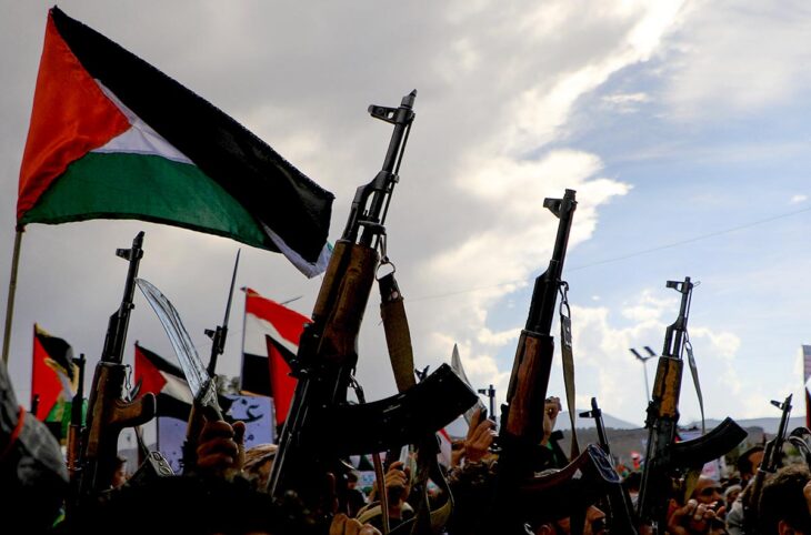 Guerre au Yémen : la justice au point mort. Photo : Des Yéménites brandissent des armes en soutien pour la Palestine.