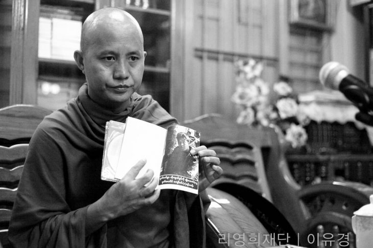 Schroeder filme au Myanmar un extrémiste bouddhiste prêcheur de haine contre les musulmans "Le Vénérable W"