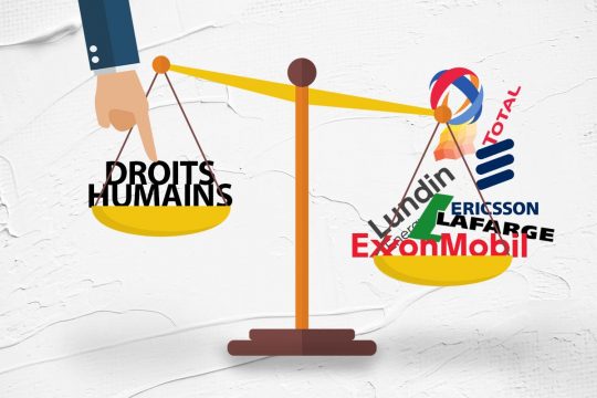 Une balance dont le poids penche d'un côté (multiples logos de multinationales : Total, Ericsson, Lundin, Exxon Mobil, Lafarge). De l'autre côté le texte "droits humains" pèse moins lourd mais un homme vient appuyer dessus du bout du doigt.