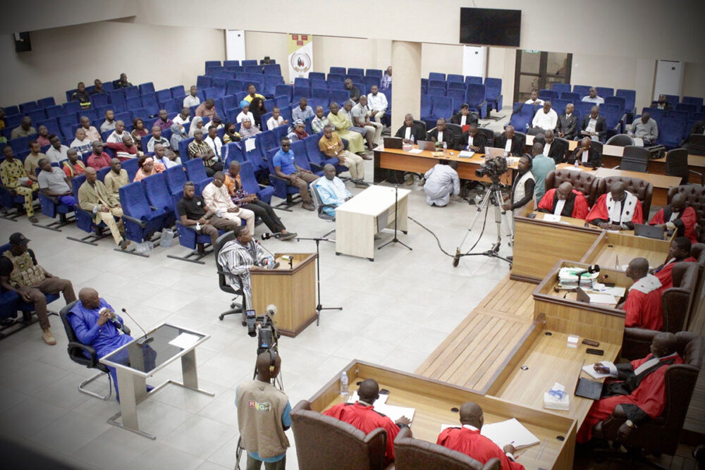 De gauche à droite, Aboubacar Diakité, dit « Toumba », Moussa Dadis Camara et Marcel Guilavogui, lors de leur confrontation, le 15 avril 2024, devant le Tribunal criminel de Dixinn, à Conakry, en Guinée.