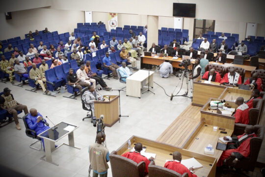 De gauche à droite, Aboubacar Diakité, dit « Toumba », Moussa Dadis Camara et Marcel Guilavogui, lors de leur confrontation, le 15 avril 2024, devant le Tribunal criminel de Dixinn, à Conakry, en Guinée.