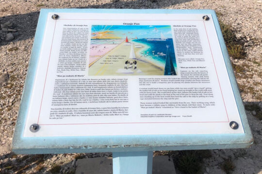La plaque située près des "cabanes d'esclaves" à proximité de l'Oranje Pan, sur l'île néerlandaise de Bonaire : un récit romancé, lacunaire et dépassé du passé colonial.
