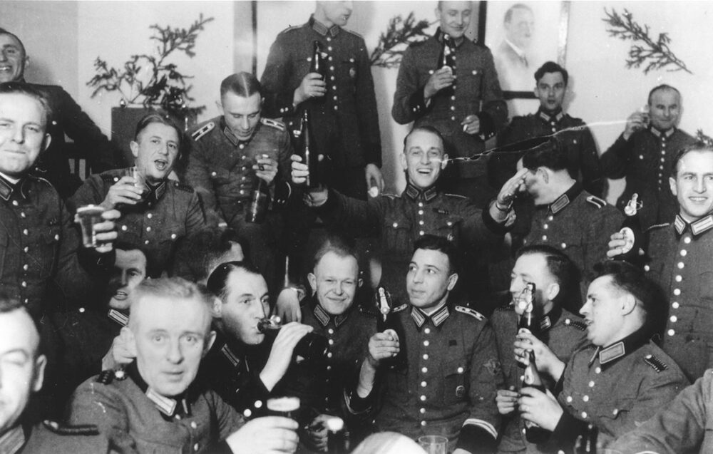 Nazis et auteurs de crimes de masse : comment passe-t-on à l'acte ? Photo : un groupe d'hommes du 101e bataillon de réserve de la police allemande, en uniformes, boit et s'amuse.