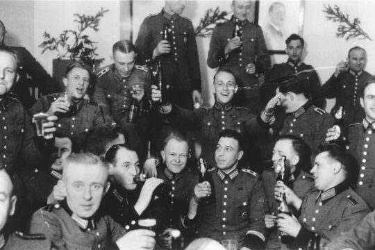 Nazis and perpetrators of mass crimes: how does one go about it? Photo: A group of men from the 101st reserve battalion of the German police, in uniform, drink and enjoy themselves.