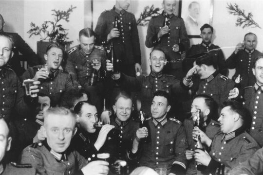 Nazis et auteurs de crimes de masse : comment passe-t-on à l'acte ? Photo : un groupe d'hommes du 101e bataillon de réserve de la police allemande, en uniformes, boit et s'amuse.