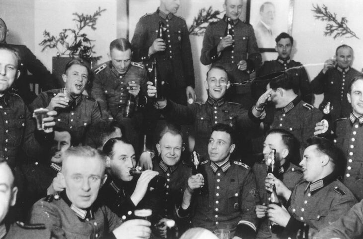 Nazis et auteurs de crimes de masse : comment passe-t-on à l'acte ? Photo : un groupe d'hommes du 101e bataillon de réserve de la police allemande, en uniformes, boit et s'amuse.