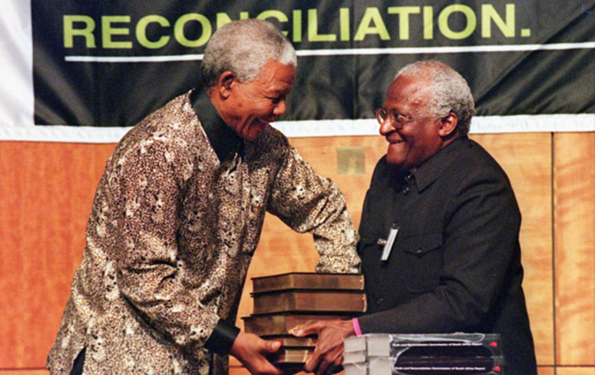 Nelson Mandela et Desmond Tutu - Reconciliation via la justice transitionnelle en Afrique du Sud