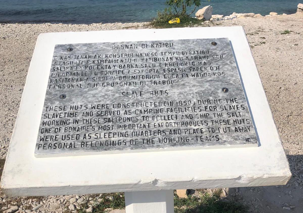 Photo d'une plaque à Bonaire ressassant le passé esclavagiste.