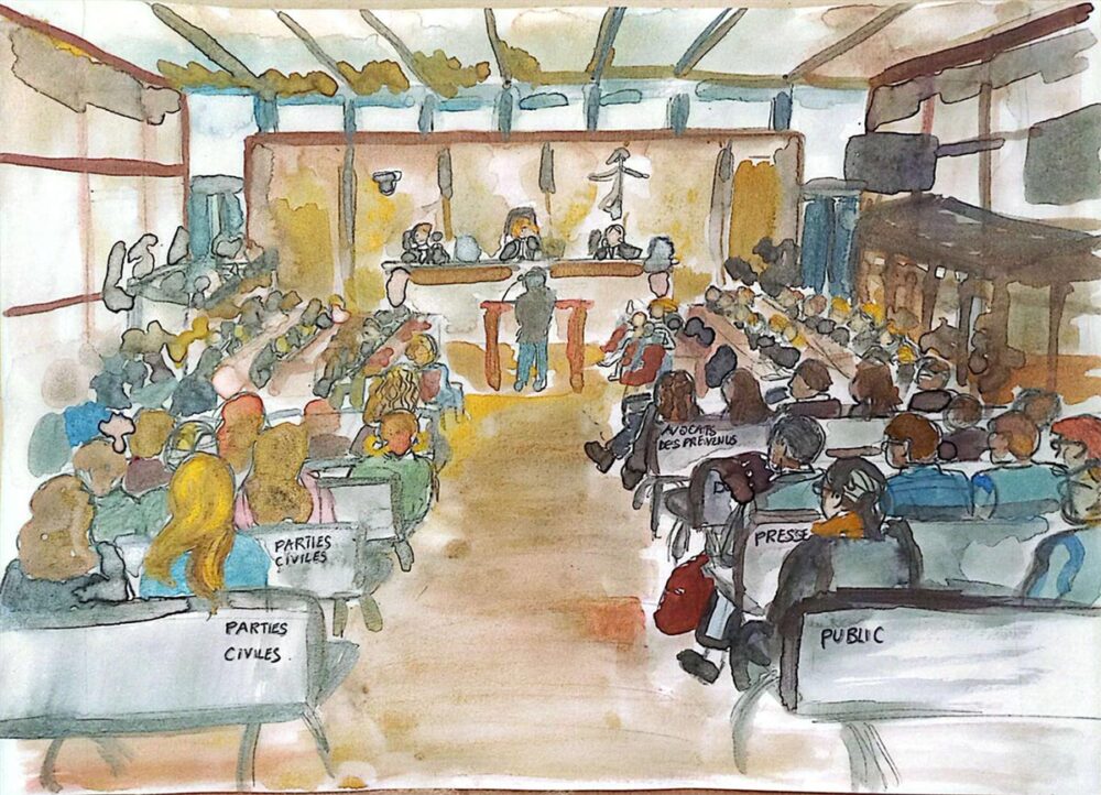Lafarge trial in Paris for crimes committed in Syria. Illustration: acrylic painting (watercolor) of the packed courtroom, viewed from the back. Inscriptions (in french) on the back of the benches: “defense lawyers, civil parties, press, public.”