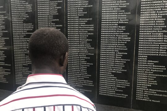Un homme scrute les noms de victimes du génocide au mémorial du mont Rebero, à Kigali.