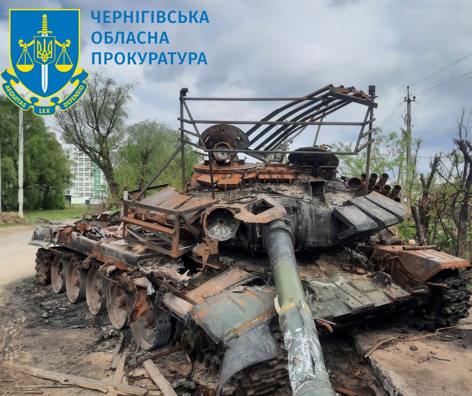 Корпус танка Кулікова, знищеного українською артилерією наприкінці лютого 2022 року. На задньому плані – один з житлових будинків, в який влучили російські снаряди. 