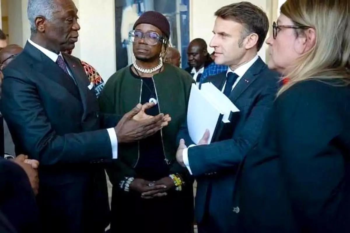 Colonial crimes committed by France in Cameroon: a report seeks to establish the truth. Photo: French President Emmanuel Macron receives a copy of the report.